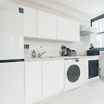 Stylish 2 Bedroom Apartment In The Heart Of Soho Walk To Cafes & Attractions!