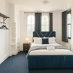 Stylish 2 Bedroom Apartment In The Heart Of Soho Walk To Cafes & Attractions!