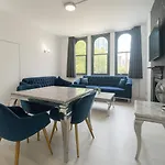 Stylish 2 Bedroom Apartment In The Heart Of Soho Walk To Cafes & Attractions!
