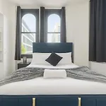 Stylish 2 Bedroom Apartment In The Heart Of Soho Walk To Cafes & Attractions!