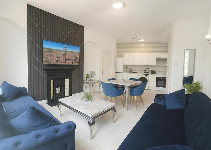 Stylish 2 Bedroom Apartment In The Heart Of Soho Walk To Cafes & Attractions!